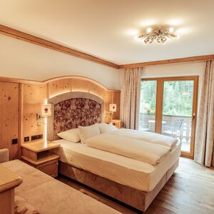 Modernes Zimmer mit edler Holzverkleidung im Hotel Neuhintertux in Tirol